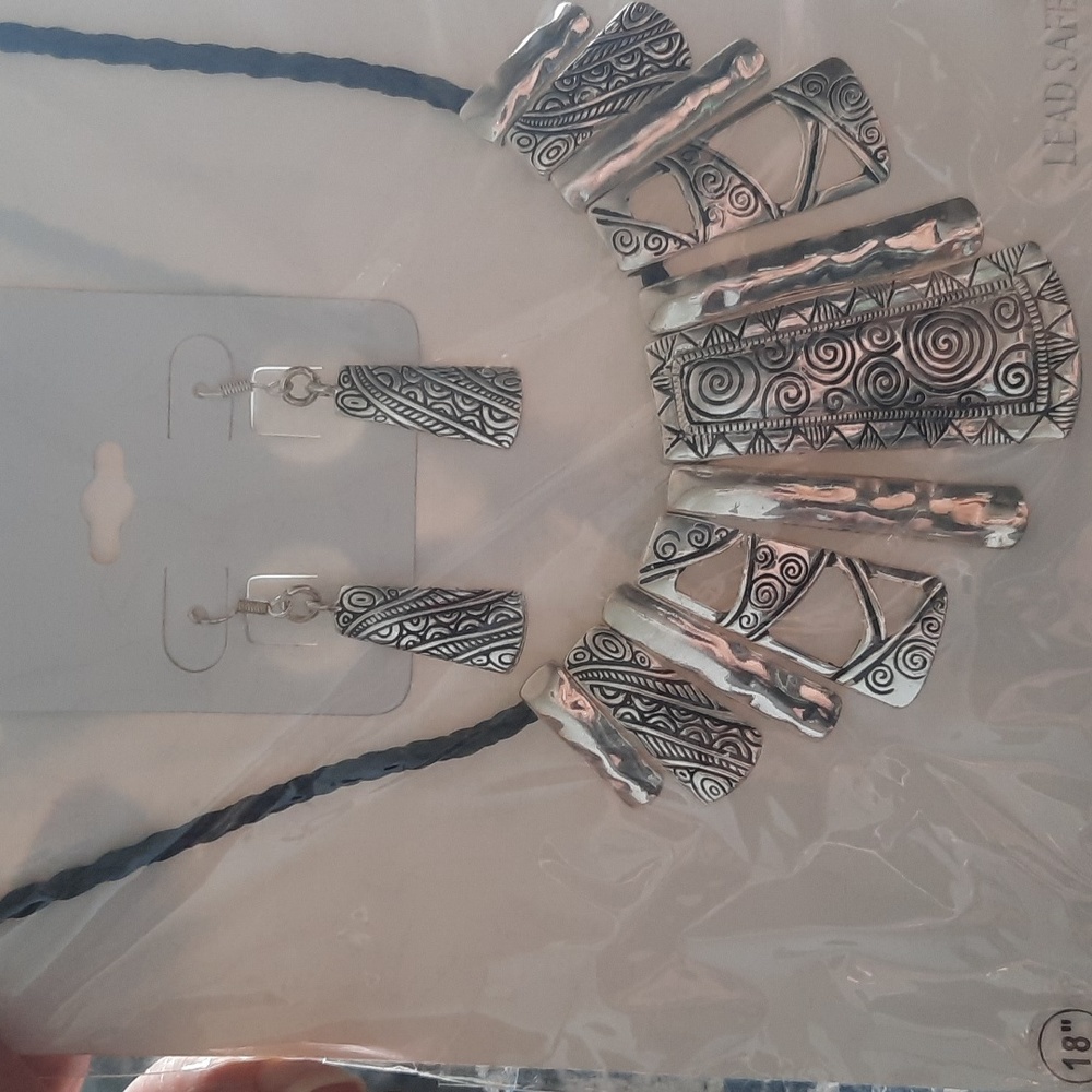 Necklace/ earrings set